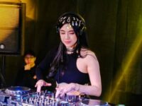 Cekricek.id – DJ Una baru-baru ini memamerkan aksi panggungnya dengan berpakaian ala wanita penari asal Timur Tengah. Dia mengenakan crop top hitam berlengan satu, celana balon dan aksesoris kepala cleopatra. Bahkan disk jokey cantik itu juga dijuluki netizen mirip sosok ratu bernama sama dengan hiasan kepala itu.