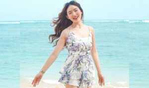 Cekricek.id – Natasha Wilona terlihat sangat anggun dan menawan dalam foto-foto yang dibagikannya baru-baru ini. Dalam potretnya, dia mengenakan mini dress berbahan tipis bermotif bunga-bunga saat bermain-bermain di tepi pantai.