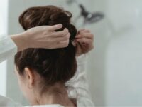 Cekricek.id – Perempuan yang memiliki rambut pendek tetap bisa menatanya mereka dengan cara mencepol alias disanggul. Bahkan ada berbagai macam model yang bisa dijadikan inspirasi dalam hal tersebut.