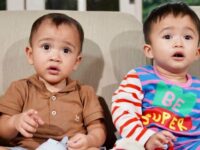 Cekricek.id – Rayyanza alias Cipung bersama sahabat kecilnya, Adzam, sukses membuat netizen merasa gemas. Pasalnya, kedua bayi laki-laki yang memiliki paras tampan dan imut itu dipertemukan dalam sebuah kesempatan.