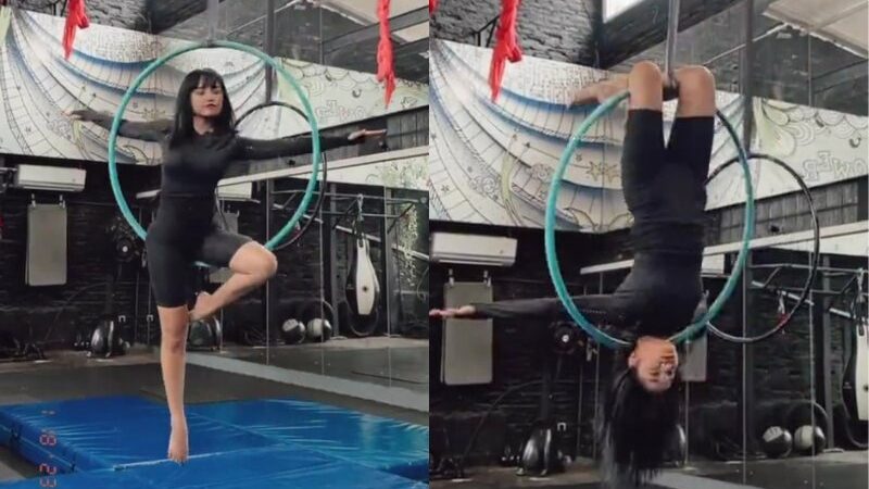 Cekricek.id – Fuji terlihat begitu mengesankan saat mencoba latihan senam yoga sambil menggelantung pada hula hoop yang diikat dengan tali ke langit-langit. Dia semakin memikat penggemarnya karena dianggap begitu lihai saat melakukan atraksi menegangkan itu.