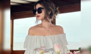 Cekricek.id – Ghea Youbi dipuji cantik saat mengenakan gaun putih bersih saat bermain di tepi pantai. Dirinya dibuat menonjol dengan busana model frilly dress itu memiliki desain bertingkat yang terdiri dari kain ringan dan tipis hingga bisa tertiup angina dengan dengan mudah.