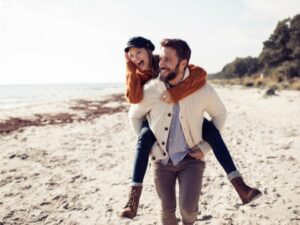 Cekricek.id – Sepertinya istilah cinta buta itu memang ada benarnya dan masih berlaku untuk pasangan kekasih. Ketika pasangan yang sedang menjalin hubungan romansa, mereka terkadang tak begitu memusingkan tindakan aneh masing-masingnya.