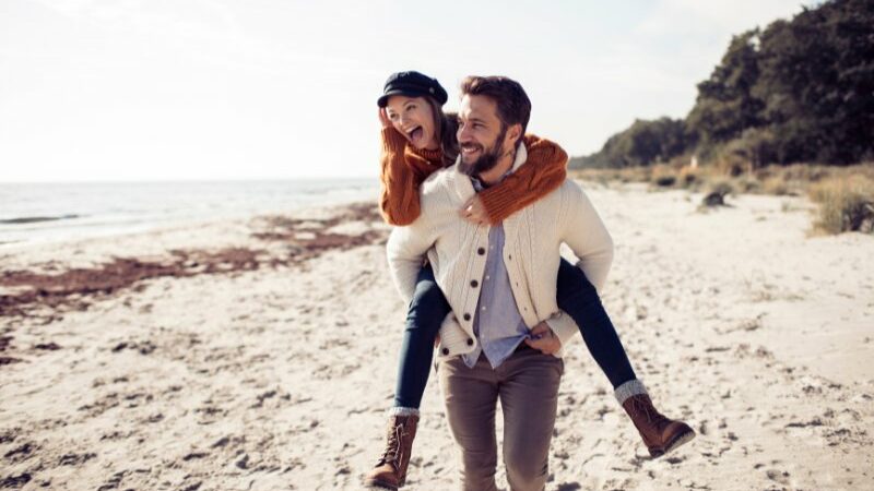 Cekricek.id – Sepertinya istilah cinta buta itu memang ada benarnya dan masih berlaku untuk pasangan kekasih. Ketika pasangan yang sedang menjalin hubungan romansa, mereka terkadang tak begitu memusingkan tindakan aneh masing-masingnya.