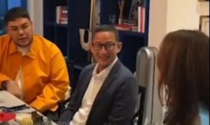 Cekricek.id – Nama Bunda Corla semakin dikenal oleh netizen Indonesia. Bermula dari siaran langsung di akun Instagram, dia yang sering melantunkan lagu-lagu dangdut itu akhirnya bisa debut sebagai seorang penyanyi.