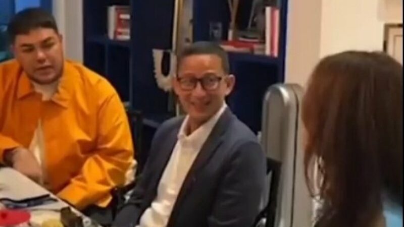 Cekricek.id – Nama Bunda Corla semakin dikenal oleh netizen Indonesia. Bermula dari siaran langsung di akun Instagram, dia yang sering melantunkan lagu-lagu dangdut itu akhirnya bisa debut sebagai seorang penyanyi.