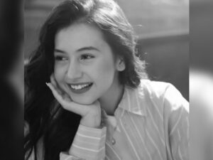 Cekricek.id – Sandrinna Michelle saat tersenyum lebar dan memperlihatkan gigi ginsul disebut-sebut sangat mirip dengan aktris cantik Irish Bella. Apalagi wajah mereka yang sama-sama campuran membuat keduanya seakan memiliki aura yang sama.