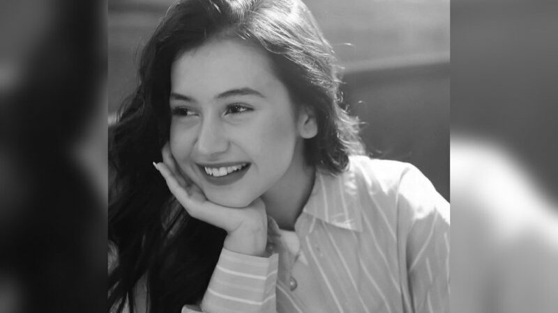 Cekricek.id – Sandrinna Michelle saat tersenyum lebar dan memperlihatkan gigi ginsul disebut-sebut sangat mirip dengan aktris cantik Irish Bella. Apalagi wajah mereka yang sama-sama campuran membuat keduanya seakan memiliki aura yang sama.