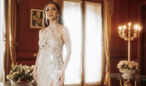 Cekricek.id – Bunga Citra Lestari alias BCL memang tak pernah gagal membuat banyak orang terpukau dengan busana glamour yang dikenakannya. Bahkan ketika mengenakan gaun putih berbelahan tinggi yang penuh kilauan, dia semakin tak luput dari pandangan kagum para penggemarnya.