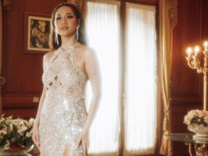 Cekricek.id – Bunga Citra Lestari alias BCL memang tak pernah gagal membuat banyak orang terpukau dengan busana glamour yang dikenakannya. Bahkan ketika mengenakan gaun putih berbelahan tinggi yang penuh kilauan, dia semakin tak luput dari pandangan kagum para penggemarnya.