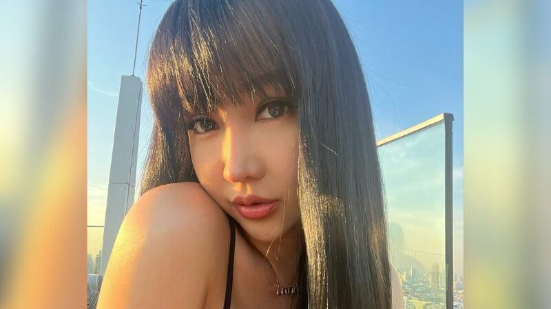 Cekricek.id – Lucinta Luna berpose dari jarak dekat lewat foto selfi yang dia bagikan di akun media sosialnya. Bertemankan sunset, transgender cantik itu membagikan potret yang berhasil membuat banyak orang memuji pesona yang dia tampilkan bahkan membuat cewek-cewek tulen merasa insecure karenanya.