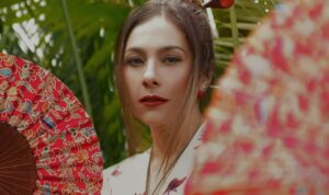 Cekricek.id – Wulan Guritno ikut mengucapkan perayaan Imlek dengan mengenakan setelan busana yang khas Cina dan kipas tangan yang digenggam di salah satu tangannya. Dandanannya dengan lipstik yang merah merona juga tak kalah melengkapi penampilan sempurna itu hingga netizen pun jadi ramai meminta angpao padanya.