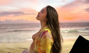 Cekricek.id – Natasha Wilona tampil cantik memukau saat duduk santai di tepi pantai sambil menikmati sunset. Warna jingga yang menjadi latar tempatnya berada sukses membuat penampakan wajahnya menjadi lebih berseri dan semakin menarik perhatian banyak orang untuk melihat ke arahnya.
