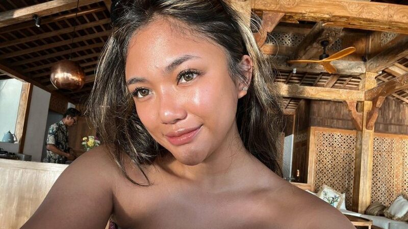 Cekricek.id – Marion Jola menuai kritikan karena foto terbaru yang diunggahnya di media sosia. Kata-kata hujatan yang kejam yang ditujukan padanya menyebut dirinya kelihatan seperti ibu-ibu yang sudah beranak di usianya yang baru di awal dua puluhan.