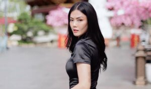 Cekricek.id – Nita Gunawan tampil semakin cantik saja dengan outfit serba hitam saat masih merayakan tahun baru Cina. Lewat media sosialnya dia mengunggah banyak sekali foto di waktu yang berbeda-beda. Terakhir kali terpantau, alam fotonya dia tampil dengan balutan baju khas Cina yang berwarna gelap tersebut.