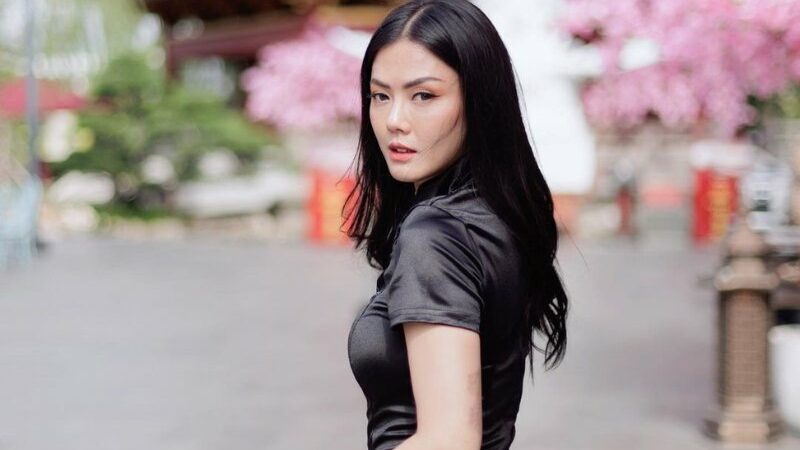 Cekricek.id – Nita Gunawan tampil semakin cantik saja dengan outfit serba hitam saat masih merayakan tahun baru Cina. Lewat media sosialnya dia mengunggah banyak sekali foto di waktu yang berbeda-beda. Terakhir kali terpantau, alam fotonya dia tampil dengan balutan baju khas Cina yang berwarna gelap tersebut.