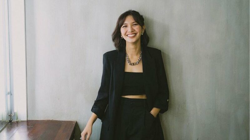 Cekricek.id – Sheila Dara Aisha terlihat begitu cantik di setiap tampilannya saat mengenakan blazer. Tak hanya sekali dua kali, tapi dia cukup sering mengenakan outfit tersebut dalam sejumlah kesempatan. Hal itulah yang membuat dirinya menjadi salah satu publik figur dengan style fashion yang dijadikan inspirasi.