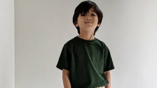 Cekricek.id – Jared Ali adalah aktris cilik yang sukses mencuri perhatian penonton di film “Scandal Makers”. Dia memiliki wajah yang tampan dengan mata bulat serta terlihat sangat menggemaskan. Tak sedikit juga yang menyukai aktingnya sebagai cucu dari aktor Vino G. Bastian di film tersebut.