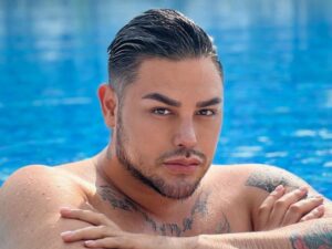 Cekricek.id – Ivan Gunawan tampaknya berhasil menjadi publik figur yang digilai kaum hawa. Sejak dirinya melakukan operasi plastik pada hidungnya, tak sedikit yang berani memuji dirinya sebagai cowok yang berparas tampan. Terlebih dalam foto terbarunya yang bertelanjang dada saat sedang berendam di kolam renang.