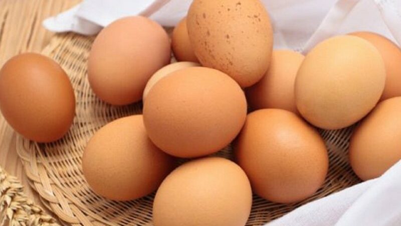 Cekricek.id - Telur merupakan sumber nutrisi dasar yang dibutuhkan untuk menopang kehidupan dan pertumbuhan. Bagian putihnya menjadi sumber protein, sementara pada kuningnya hampir memiliki semua nutrisi yang dibutuhkan tubuh, namun sering disalah artikan sebagai peningkat kadar kolesterol.