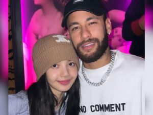 Cekricerk.id – Lisa Blackpink berhasil menghebohkan penggemarnya dengan sebuah foto yang memperlihatkan dirinya sedang bersama dengan pesepak bola tampan. Bahkan keduanya berselfie dengan begitu akrab seperti sudah saling mengenal satu sama lainnya.