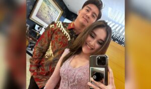 Cekricek.id – Ayu Ting Ting semakin menunjukkan keakrabannya dengan Boy William. Seperti yang terlihat dalam unggahan media sosialnya, kedua orang itu menghadiri acara kondangan bersama. Mereka juga berfoto bersama yang membuat keduanya makin terlihat serasi di mata netizen.