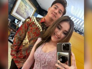 Cekricek.id – Ayu Ting Ting semakin menunjukkan keakrabannya dengan Boy William. Seperti yang terlihat dalam unggahan media sosialnya, kedua orang itu menghadiri acara kondangan bersama. Mereka juga berfoto bersama yang membuat keduanya makin terlihat serasi di mata netizen.