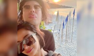 Cekricek.id – Denise Chariesta curhat bahwa kekasihnya kena mental karena diejek netizen mirip tukang parkir. Hal itu lantaran rambut gondrong dan keritingnya yang sering terlihat berantakan. Pacarnya itu pun lantas rajin menguncir rambut dan ogah untuk menggerainya.