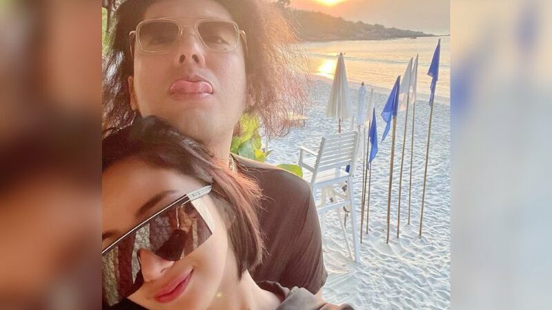 Cekricek.id – Denise Chariesta curhat bahwa kekasihnya kena mental karena diejek netizen mirip tukang parkir. Hal itu lantaran rambut gondrong dan keritingnya yang sering terlihat berantakan. Pacarnya itu pun lantas rajin menguncir rambut dan ogah untuk menggerainya.