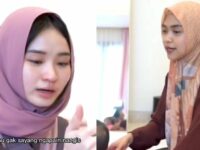 Cekricek.id – Ria Ricis menuai respon negatif saat menghadirkan seorang streamer cantik bernama Catheez sebagai bintang tamu di konten YouTube miliknya. Dia dituding tak bisa menghargai bintang tamu karena terlalu mengulik persoalan pribadi hingga mengadu nasib.