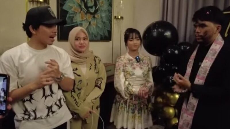 Cekricek.id – Fuji berhasil memberikan kejutan untuk kekasihnya, Thariq Halilintar yang sedang berulang tahun. Dalam pesta yang dia persiapkan itu, Atta Halilintar juga hadir untuk memberikan selamat serta doa terbaik untuk adiknya tersayang.