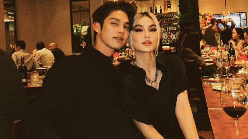 Cekricek.id – Agnez Mo berhasil membuat netizen ketar-ketir lewat foto yang memperlihatkan dirinya sedang berpose bersama dengan Bright, aktor tampan Thailand yang sangat populer. Namun, para penggemar dibuat bingung harus iri pada dirinya atau pada aktor tersebut.