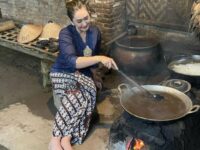 Cekricek.id – Nafa Urbach baru-baru ini membuat penggemar banyak memujinya karena unggahan yang dia bagikan di media sosial. Dalam sebuah kegiatan, dia terlihat begitu merakyat saat mencoba memasak di tungku dengan kayu bakar. Bukan hanya itu, bahkan artis cantik itu juga tak memakai alas kaki di tengah-tengah hamparan tanah sebagai lantai di dapur tersebut.