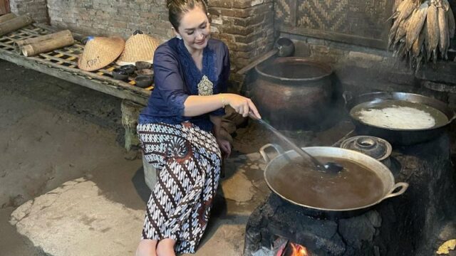 Cekricek.id – Nafa Urbach baru-baru ini membuat penggemar banyak memujinya karena unggahan yang dia bagikan di media sosial. Dalam sebuah kegiatan, dia terlihat begitu merakyat saat mencoba memasak di tungku dengan kayu bakar. Bukan hanya itu, bahkan artis cantik itu juga tak memakai alas kaki di tengah-tengah hamparan tanah sebagai lantai di dapur tersebut.