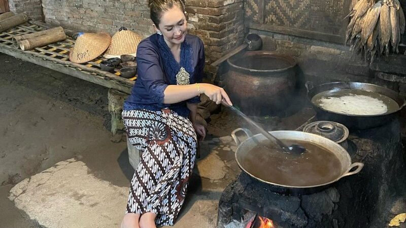 Cekricek.id – Nafa Urbach baru-baru ini membuat penggemar banyak memujinya karena unggahan yang dia bagikan di media sosial. Dalam sebuah kegiatan, dia terlihat begitu merakyat saat mencoba memasak di tungku dengan kayu bakar. Bukan hanya itu, bahkan artis cantik itu juga tak memakai alas kaki di tengah-tengah hamparan tanah sebagai lantai di dapur tersebut.