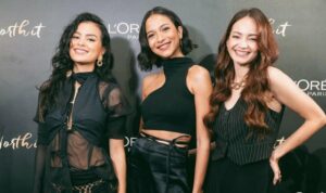 Cekricek.id – Putri Marino bersama dengan Enzy Storia dan Eva Celia bersanding dalam sebuah pemotretan saat menghadiri acara yang sama. Mereka bertiga berdiri di depan spanduk photobooth dengan mengenakan pakaian senada sehingga terlihat seperti satu geng.