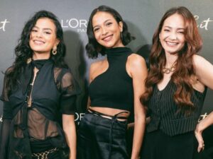 Cekricek.id – Putri Marino bersama dengan Enzy Storia dan Eva Celia bersanding dalam sebuah pemotretan saat menghadiri acara yang sama. Mereka bertiga berdiri di depan spanduk photobooth dengan mengenakan pakaian senada sehingga terlihat seperti satu geng.