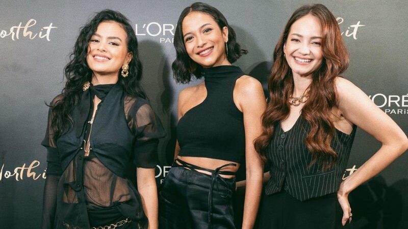 Cekricek.id – Putri Marino bersama dengan Enzy Storia dan Eva Celia bersanding dalam sebuah pemotretan saat menghadiri acara yang sama. Mereka bertiga berdiri di depan spanduk photobooth dengan mengenakan pakaian senada sehingga terlihat seperti satu geng.