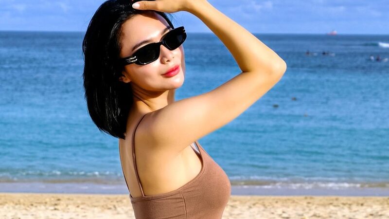 Wika Salim hebohkan jagat maya dengan unggahan potret seksinya yang hanya mengenakan tanktop ketat dan juga celana ketat berwarna coklat.