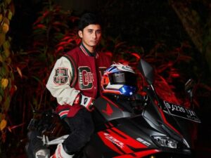 Cekricek.id - Gaya Alshad Ahmad ketika tampil layaknya anak motor memang tampak begitu keren. Pantas saja Tiara Andini kepincut pesonanya