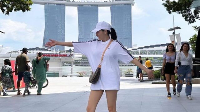 Cekricek.id - Netizen begitu khawatir ketika melihat Angel Karamoy mengenakan sebuah baju oversize, takut gak pakai celana