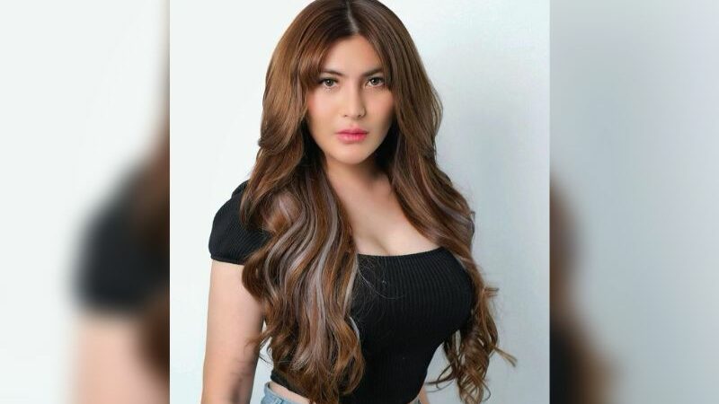 Cekricek.id - Artis cantik Angela Lee dipuja sebagai hot mom oleh netizen. Apalagi tampilan rambut panjangnya membuatnya jadi tampak seksi.
