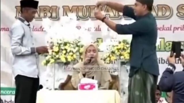 Seorang ustazah bernama Nadia sedang membaca Al-Quran disawer oleh seorang laki-laki, videonya kini viral di media sosial, Kamis (5/1/2023).