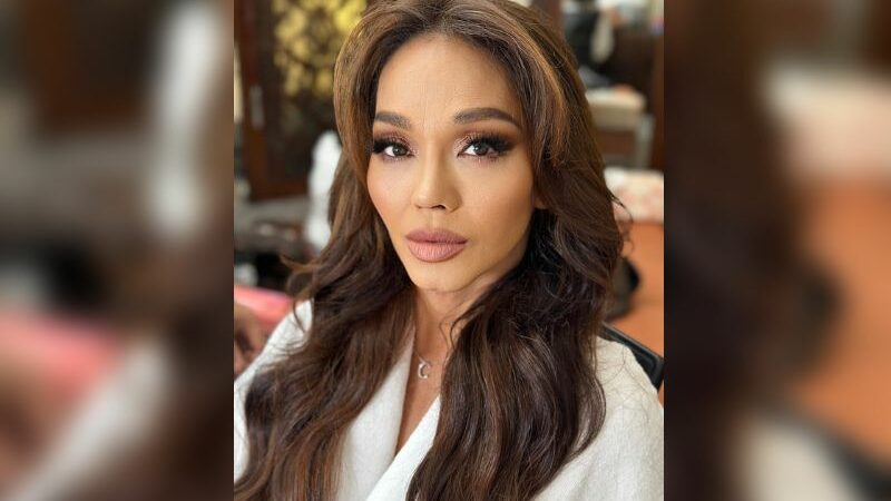 Cekricek.id - Aksi Bunda Corla yang terlalu bersemangat saat berjoget rupanya begitu menghibur netizen. Antingnya sampai nyangkut di gigi