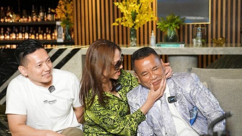 Cekricek.id - Ada hal menarik yang dilakukan oleh Bunda Corla hingga bisa membuat Hotman Paris kicep alias tak berkutik, intip potretnya