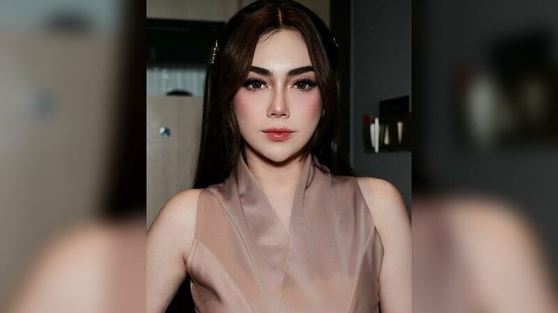 Cekricek.id - Artis cantik Celine Evangelista pernah mencatatkan rekor hanya butuh waktu 15 menit untuk make up. Disebut mirip Suzana