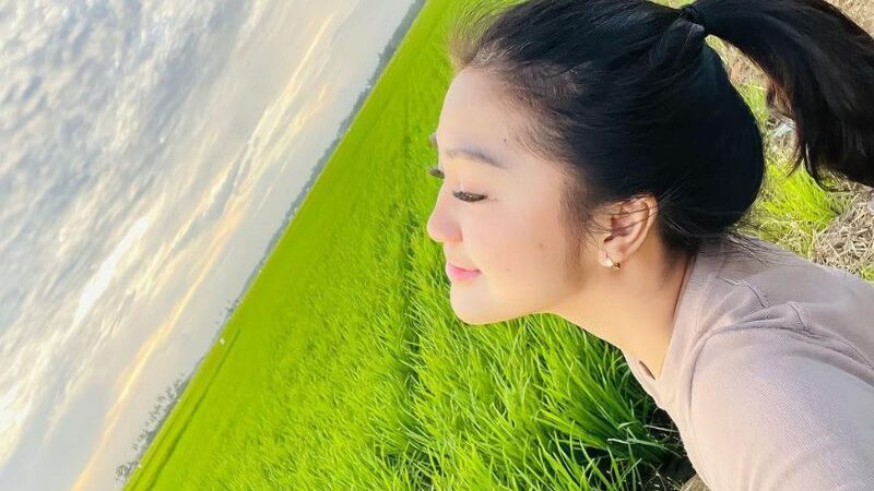 Cekricek.id - Chika Cantika mengunggah fotonya saat sedang bermain dan bersantai di tepi sawah. Intip berbagai posenya yang amat bahagia