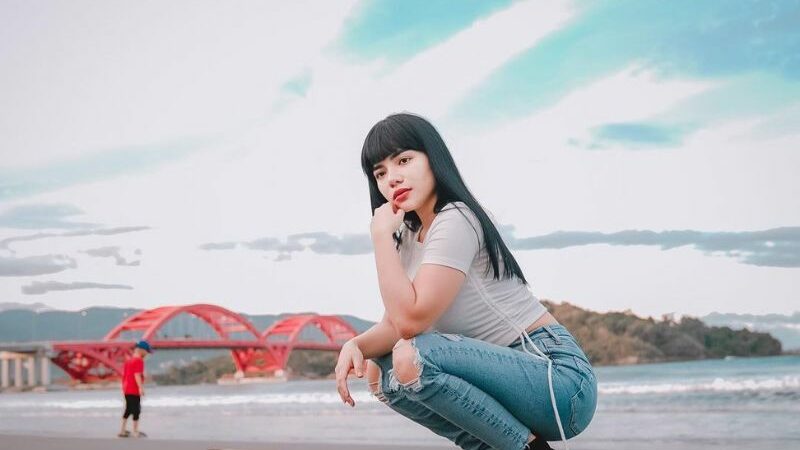 Cekricek.id - Penampilan Dinar Candy dianggap netizen terlalu seksi ditambah lagi karena efek fotonya yang terlalu wow saat di Jayapura