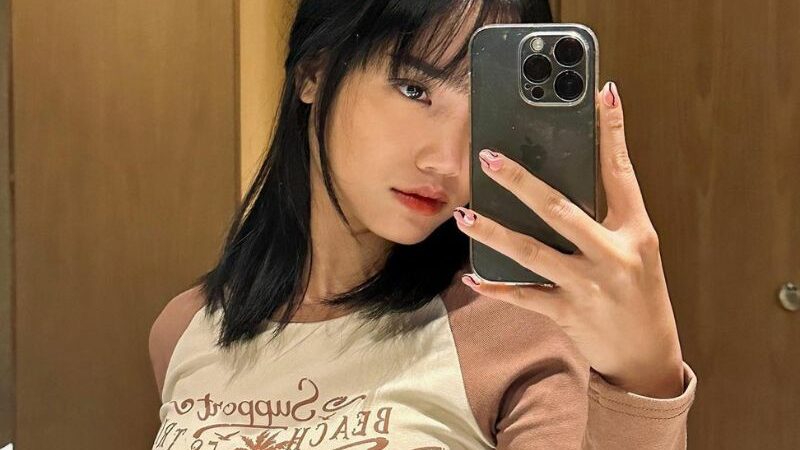 Cekricek.id - Ketika melakukan foto selfie Fuji bisa membuat kaca sendiri merasa insecure. Terutama karena melihat wajahnya yang bening