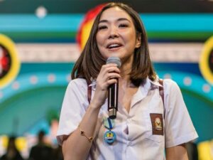 Cekricek.id - Penyanyi cantik Gisella Anastasia dinasihati netizen dari segi pakaian. Terutama kenakan seragam SMA dengan kancing atas terbuka